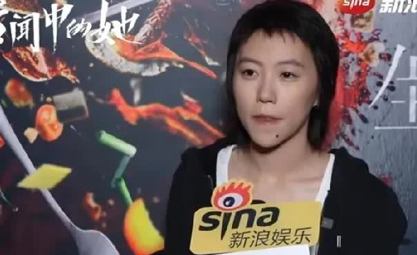 记者问窦靖童：“你平常会在网上搜索自己吗？”窦靖童：“会啊！”记者：“那你看到那