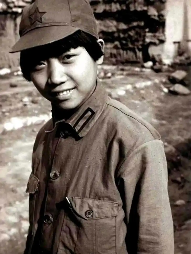 1935年，12岁的小红军战士张金龙，与大部队走散后不幸被土匪抓获。就在土匪扣动