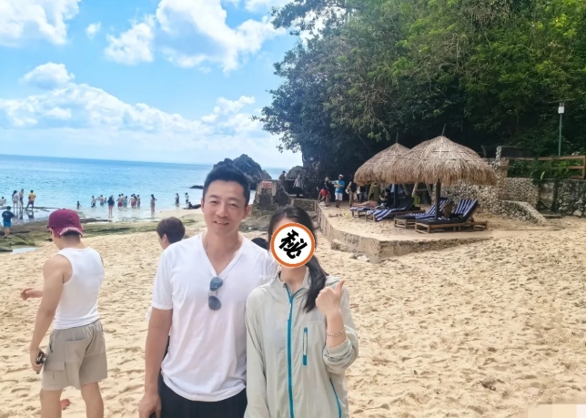 汪小菲在巴厘岛，有游客认出他，说他人超级好。筱梅的妈妈也去了？后边那位短发的女士