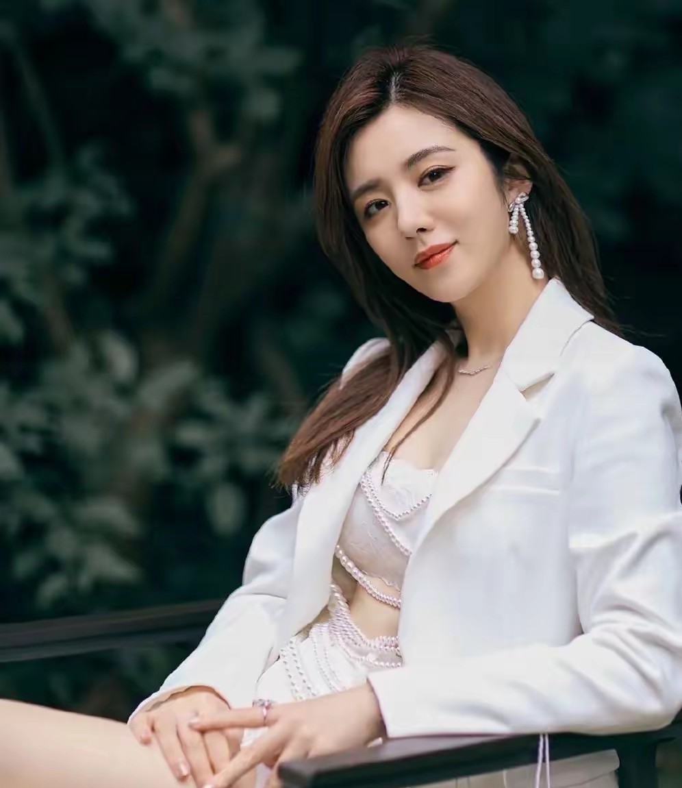俞灏明这次真是捡到宝了，王晓晨不仅演技在线，天然美更是让人眼前一亮。白皙肌肤配上