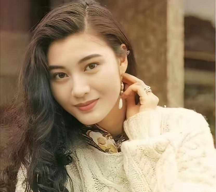 当年，李嘉欣38岁嫁给许晋亨，但她不想生孩子。婆婆霸气地说：“不想生孩子就滚蛋，