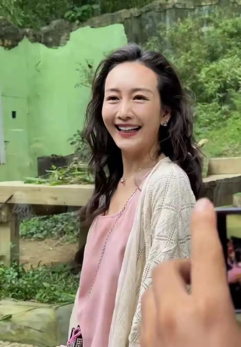 据传她最近生了个孩子……
如果是真的，这就比较好解释了……
怀孕生孩子太伤元气了