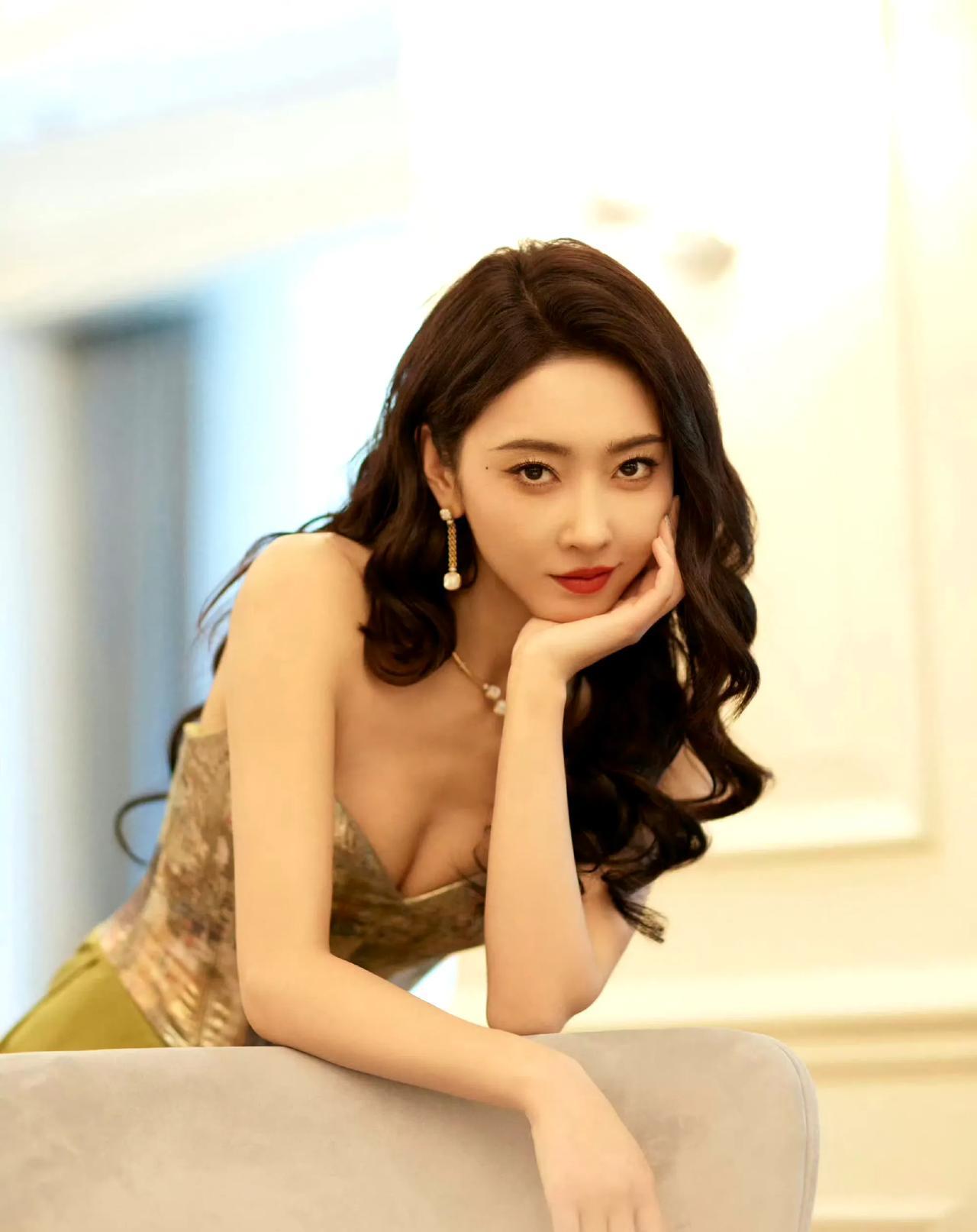 之前就觉得她不红可惜了，长得那么甜美娇艳，身材也是玲珑有致，演技也不输一众小花们