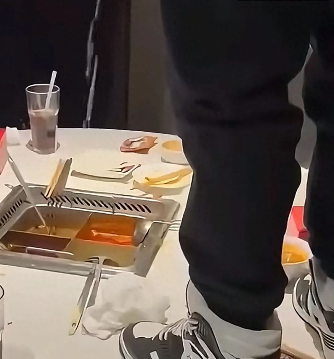 海底捞“小便门”十倍赔偿买单者却被同桌人要求平分