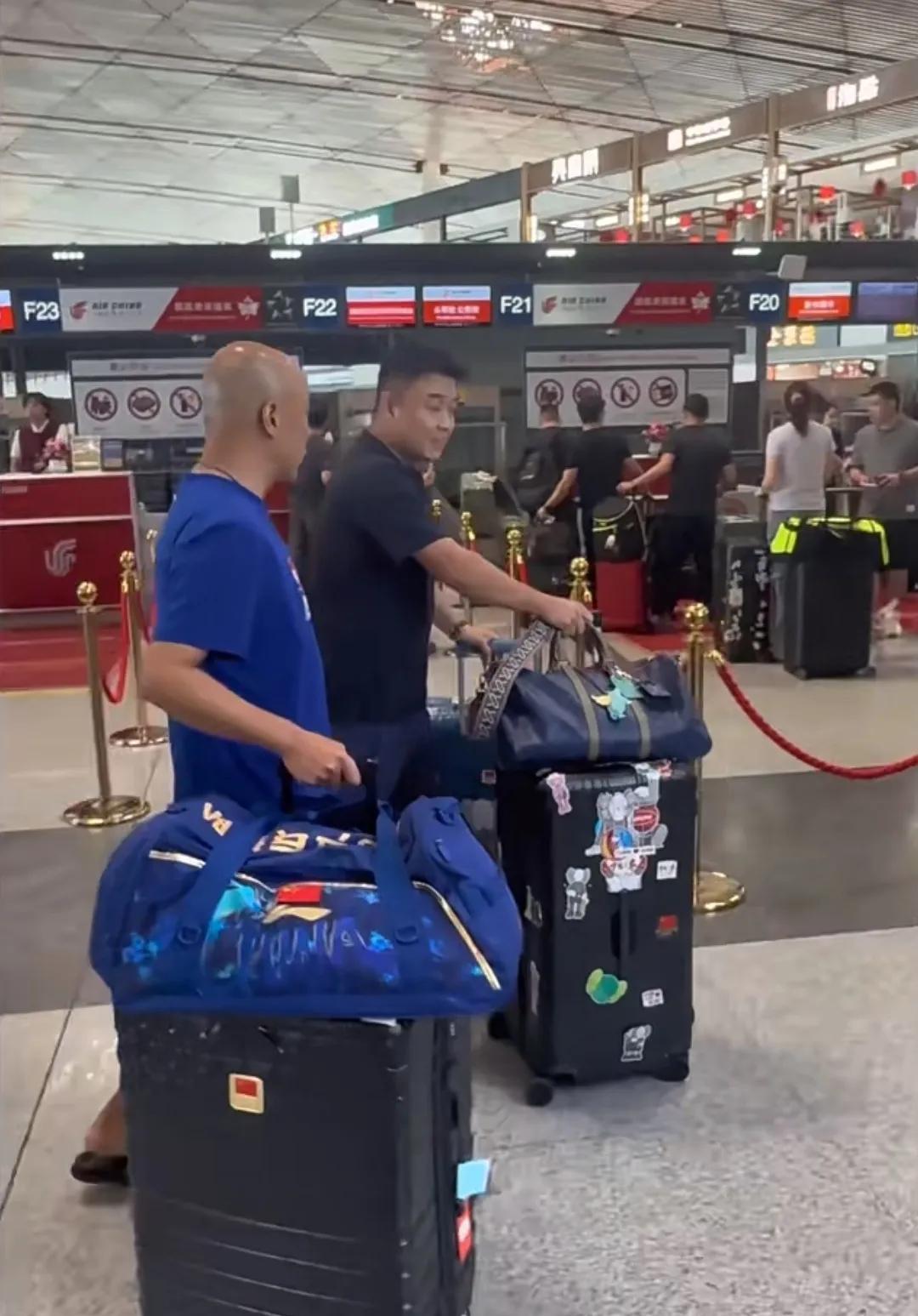 国乒运动员机场照。
王皓，肖指导这并排走的样子，很有气势啊，大杀四方的感觉。
不