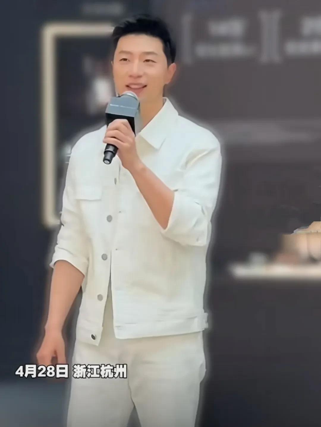 4月28日，马龙现身杭州，路人镜头下的他，少年感十足，皮肤好白呀，白到发光那种，