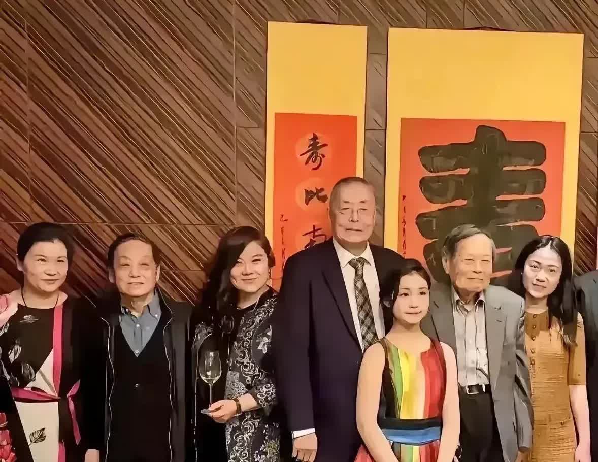 刘诗昆八十岁生日，杨振宁携妻子翁帆，韩美林与妻子等在一起，笑容满面，举止温柔，合
