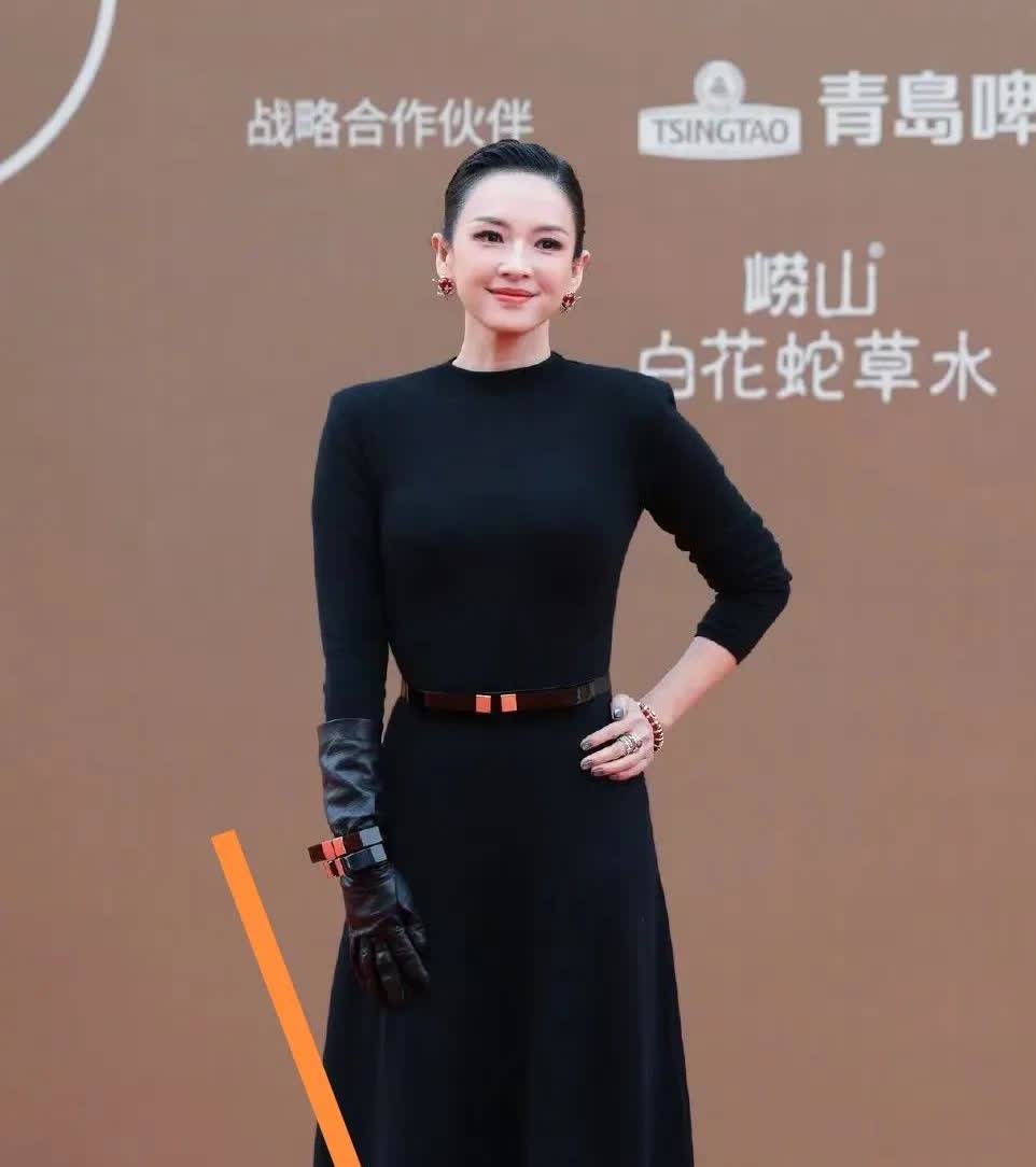 看着都疼！
相信章子怡摔倒的时候，
最疼的不是腿，也不是忍痛撑地的手掌，而是