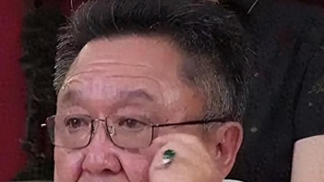 于谦有多壕？金龙鱼死了赔一场演出费，人缘更狠吴京陪喝酒！