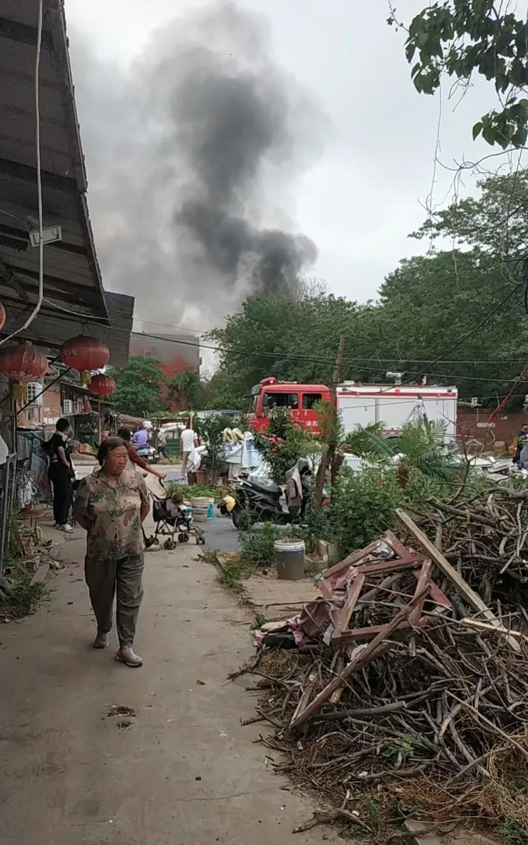 郑州中原区国棉三厂北岗家属院多间房屋被大火吞噬。



下午，一场突如其来的火灾