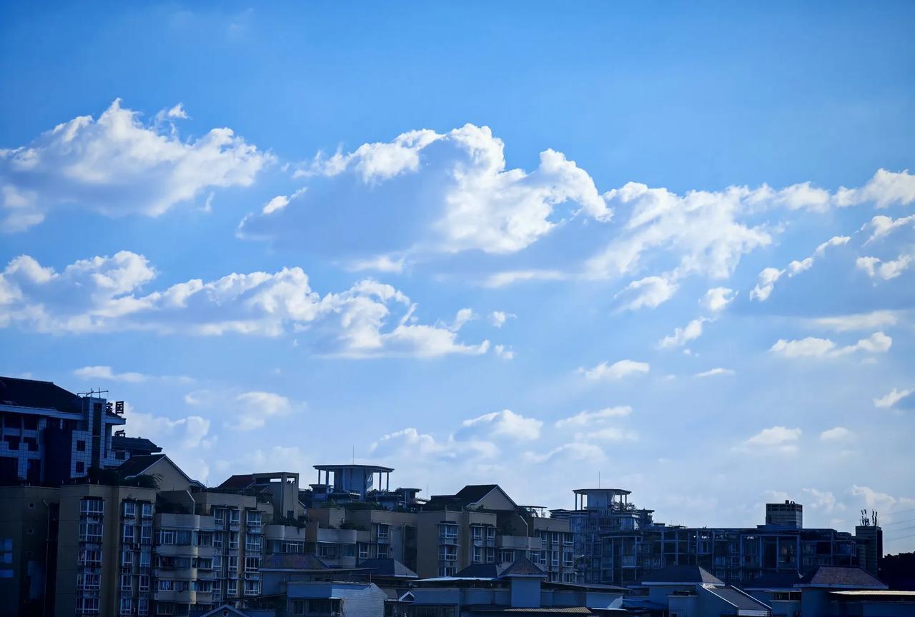 #随手拍一张你所在城市的蓝天景色#重庆的夏天。