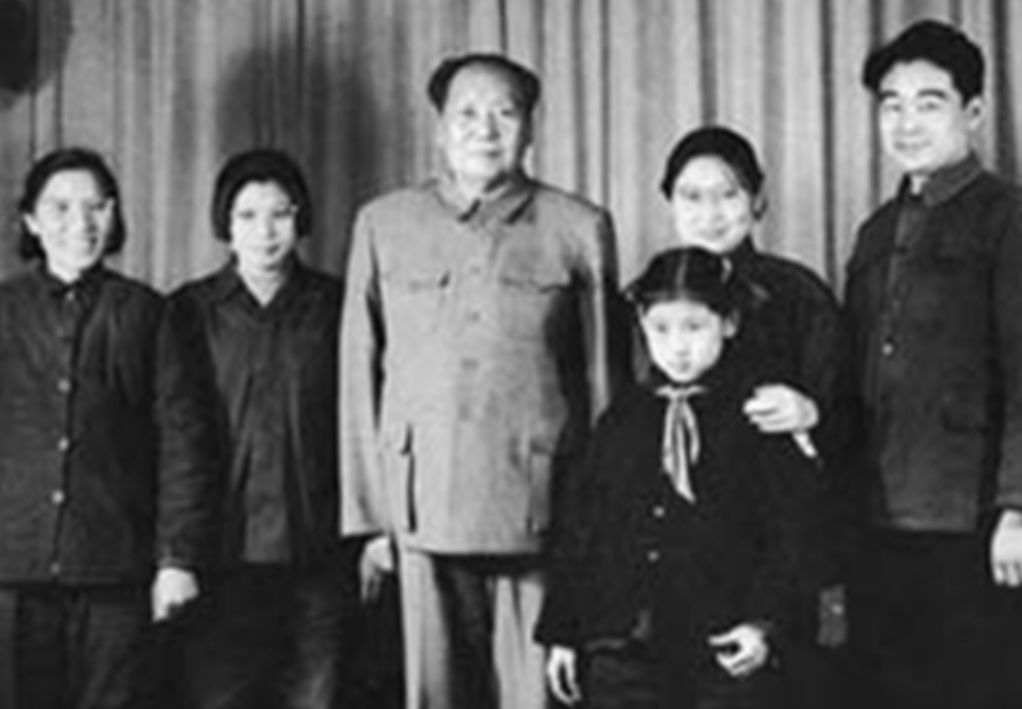 1953年，毛主席收到了一个好消息，他失散19年的二儿子毛岸红找到了，贺子珍听到
