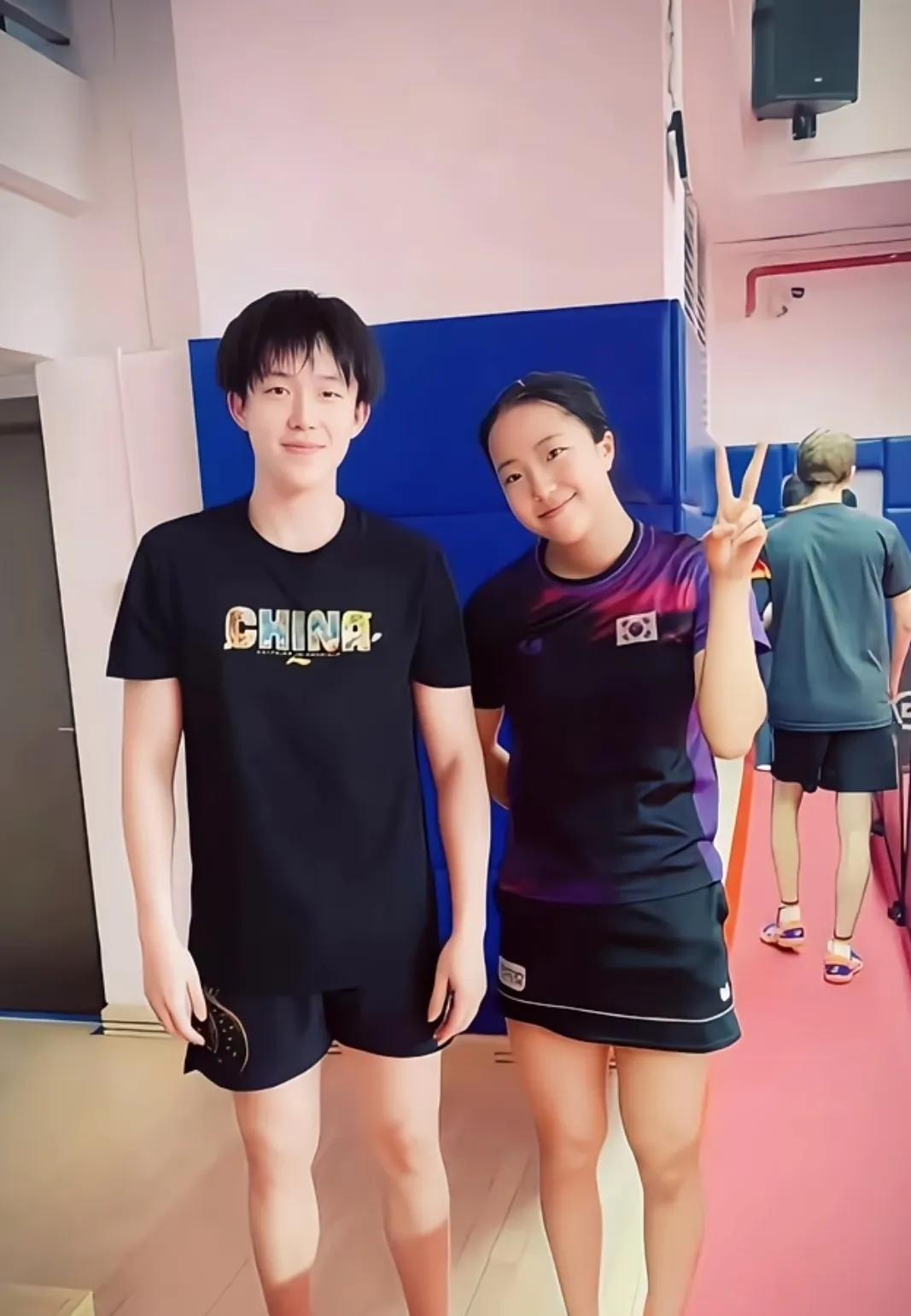 头哥和申裕斌的合照。
看上去很舒服啊。
两个人在国际赛场打混双比赛也交手过很多次