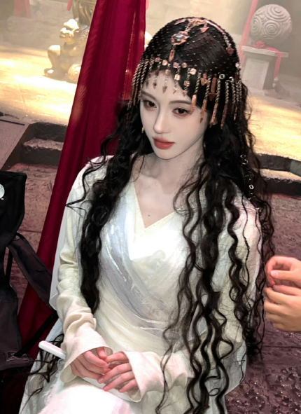 鞠婧祎的阿黛异域风造型，也是相当可以的了！ ​