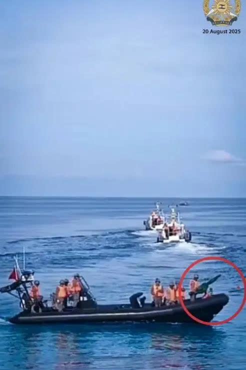 怪不得菲“坐滩”舰如此焦急，原来三个月没补给了，菲方或将再次空中补给.

近