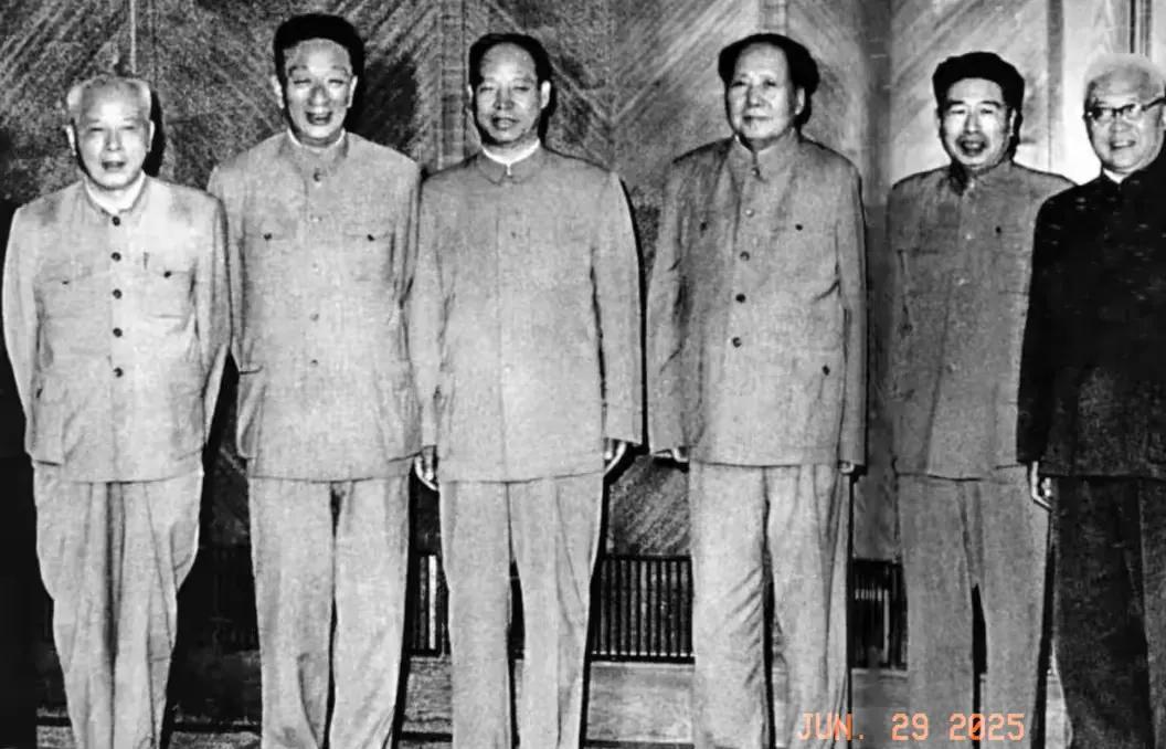 珍贵的老照片。
毛主席与李井泉，柯庆施，彭真，宋任穷，刘澜涛等国家领导人，在一起