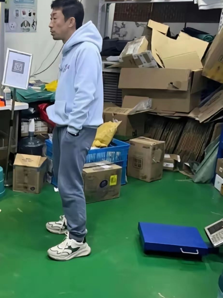 取个快递 这人好熟悉呀……