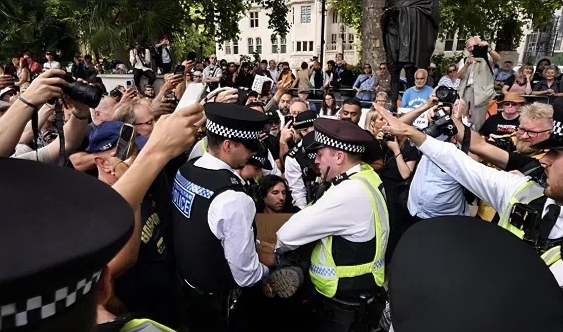 英政府：我只是做做样子，可没让你们真上！
据多家外媒报道，英国首都伦敦当地时间9