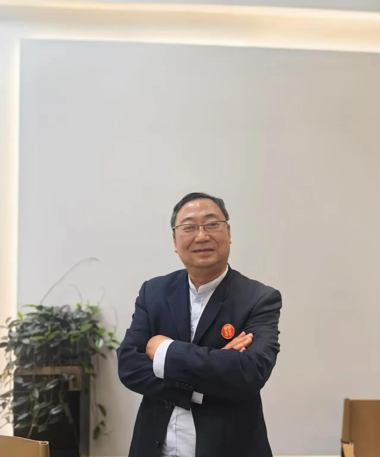 一位幸福的缔造者！
今天碰到一位朝气蓬勃的老人，他说他是幸福魔法师，用自己的智慧