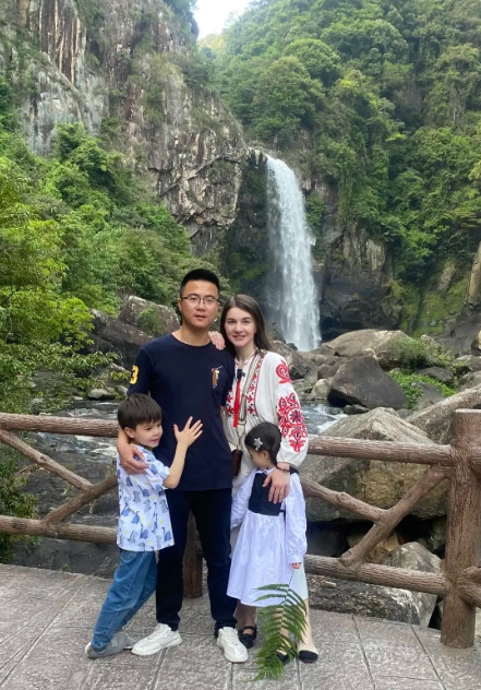 乌克兰媳妇嫁中国，战火下的爱情











谁能想到，一段跨国婚姻竟在