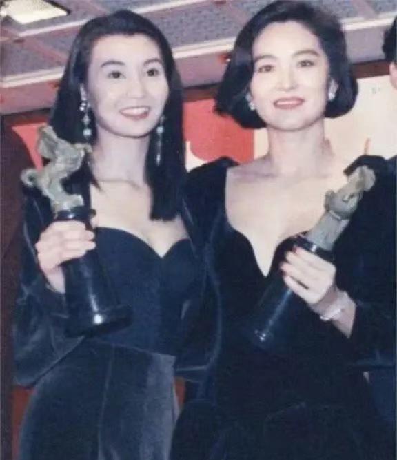 李安导演说过:一般人跟林青霞站一块儿，风头全被她盖了，但张曼玉是个例外 ！
林青