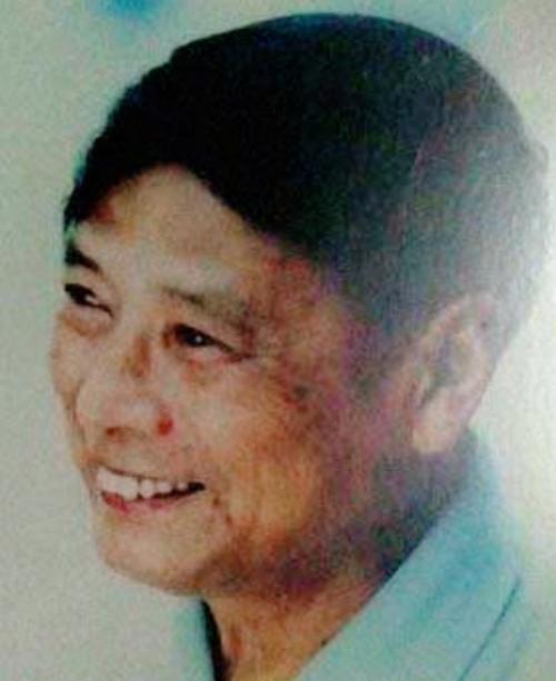 1953年，一名志愿军通信员在战斗中身受重伤，被美军士兵包围，就在200名美军士