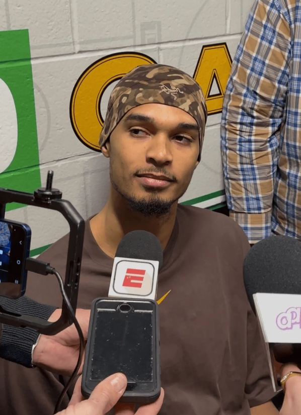  今日NBA常规赛，马刺100-95击败凯尔特人。
赛后马刺球员维克托-文班亚马