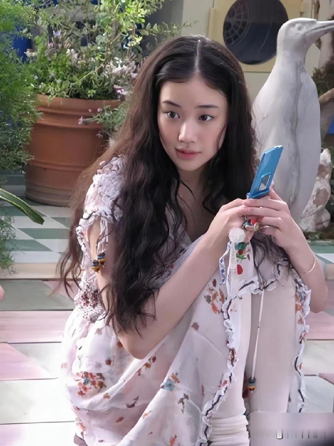 照片里这个日本女演员真漂亮，看起来性感而安静，给人一种特别的感觉。 
这应该是她