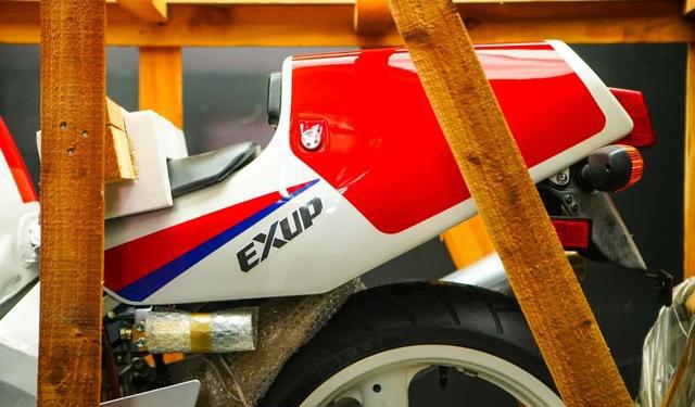 一台出厂35年未拆箱的雅马哈FZR750R被拍卖！