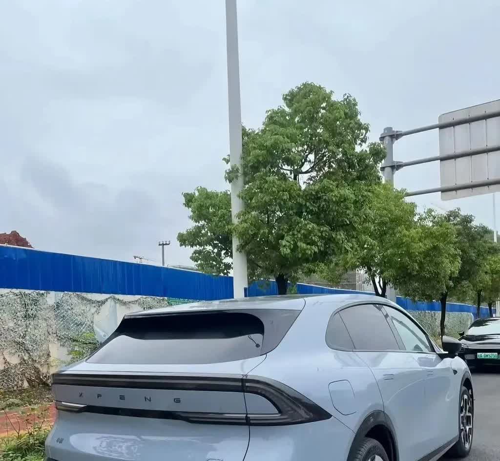 明天小鹏G7就要发布了，外型普普通通，尾部的设计语言有点欣赏不来，车头因为成本问