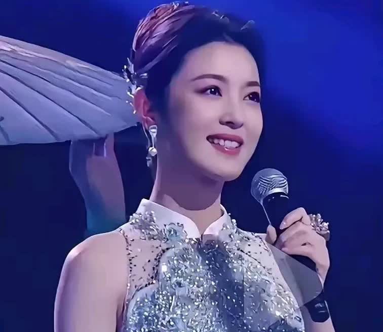 她比李胜素和朱琳都好看，比周涛和董卿有气质，越看越美