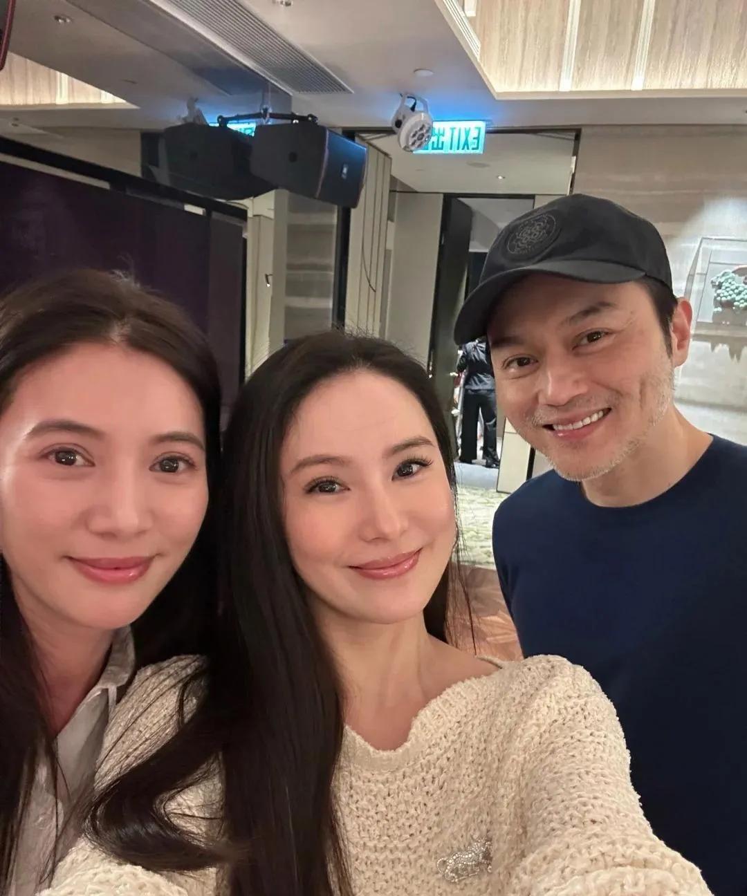 惊！53岁张智霖胡子全白，和袁咏仪同框状态反差大
家人们，吃瓜啦！张智霖和袁咏仪