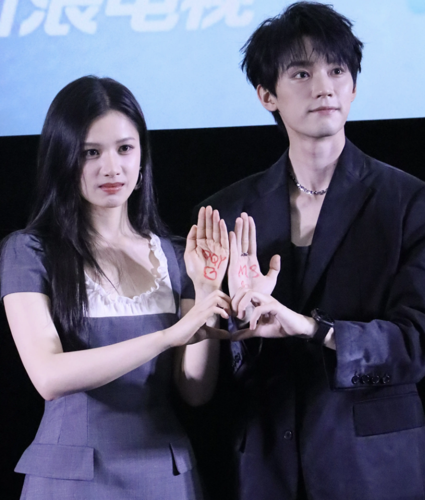 《焕羽》追剧团活动 周翊然撒娇喊张婧仪“姐姐” 超甜CP营业