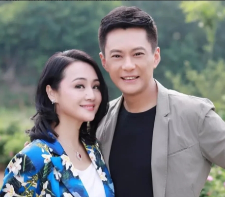 2009年，曹颖嫁给名气比她低很多的王斑，甚至婚后甘愿当他的贤内助，谁料刚生完小