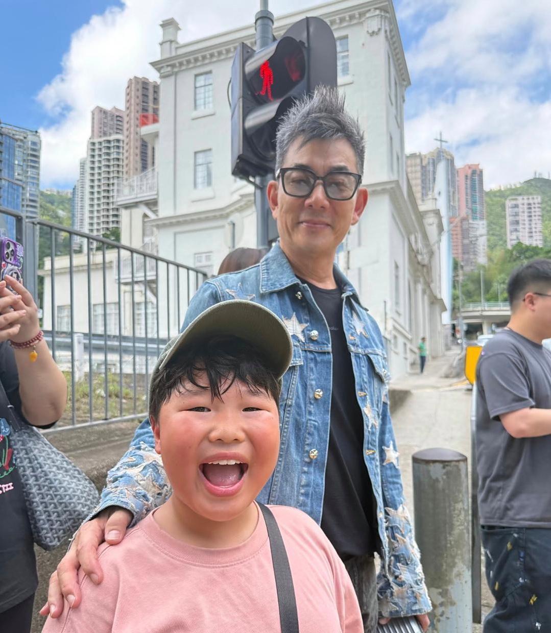 59岁任贤齐现身香港中环街头，他染了一头银发，穿衣打扮很酷，面容苍老了好多。