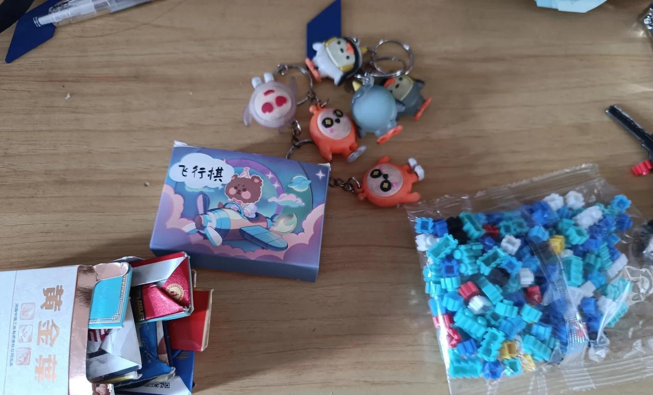 眼看学期就要结束了，一向成绩和表现都很好的小孩被老师们投诉了两次
一次是老师投诉