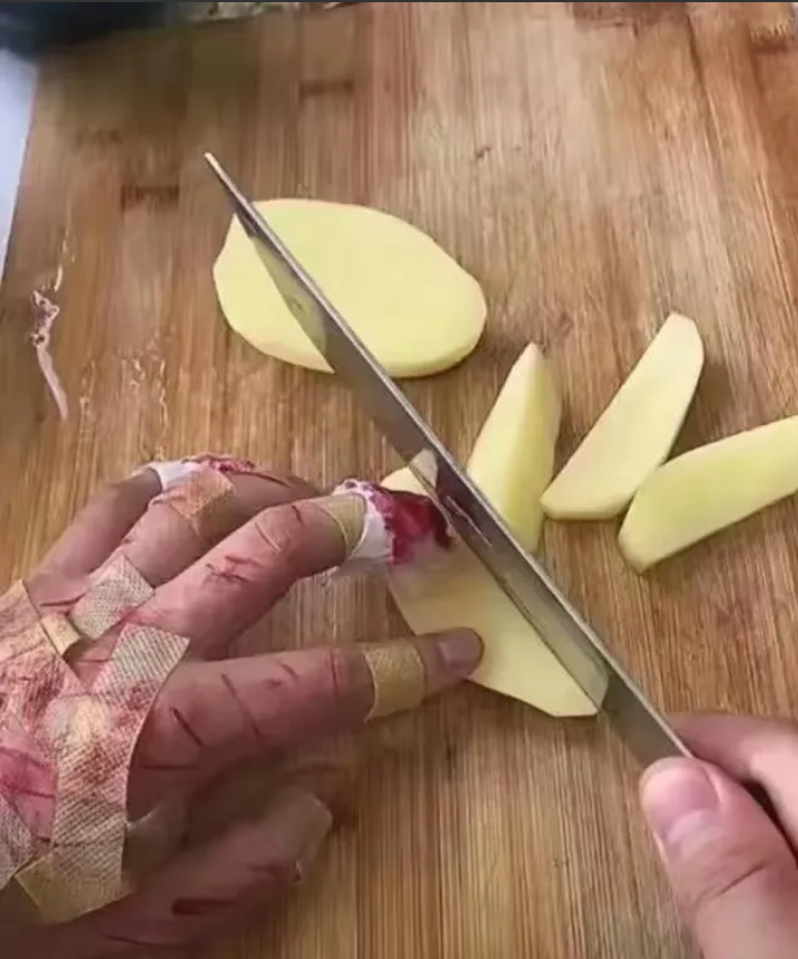 土豆🥔：有本事你剁了我！总剁手指头还叫“炒土豆丝”？你看不起谁呢？