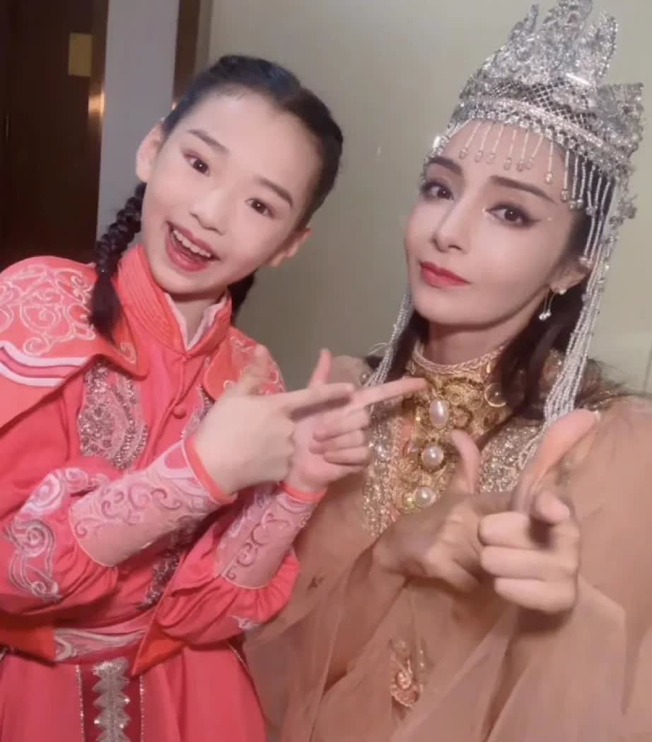 最适合进娱乐圈的星二代出现了
不是小沈阳的女儿
也不是黄奕的女儿黄芊玲，而是