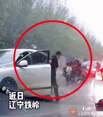 太暖心了！辽宁，一位老大爷驾驶三轮车突遇大雨，过路的好心司机下车给老人送伞，这暖