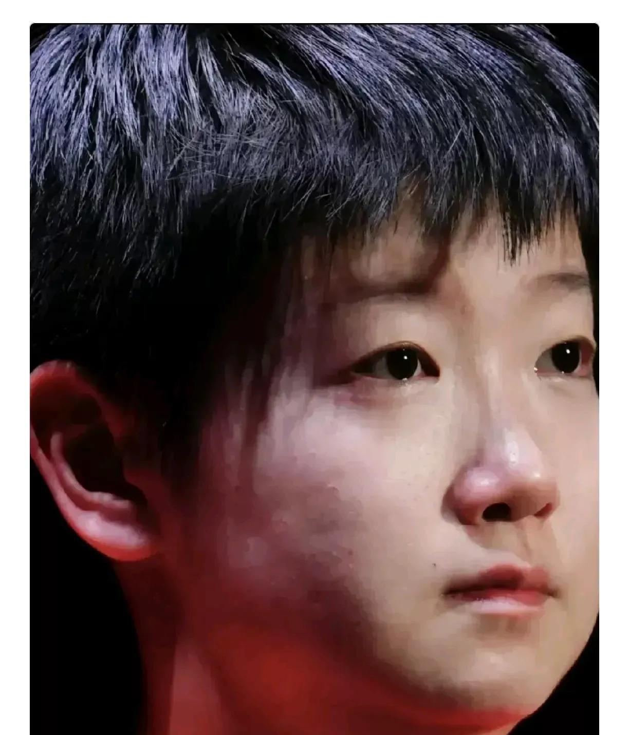 你有没有发现莎莎变了？
变得开始多愁善感，
变得开始不再爱笑，
眼神中少了几分活