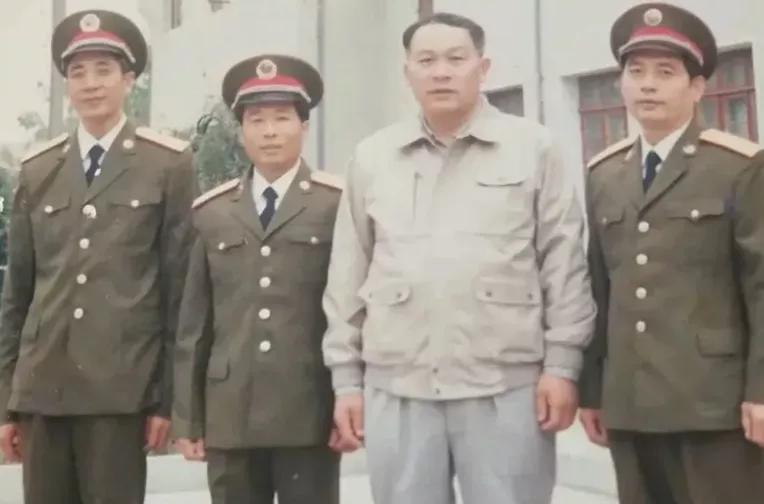1988年，梁光烈，王元祥，王应信，宋干在一起，笑容满面，举止温柔，温暖又温馨，
