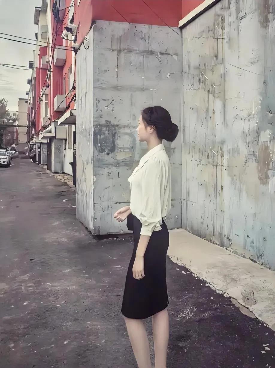 “嘘…她在听墙讲故事。”