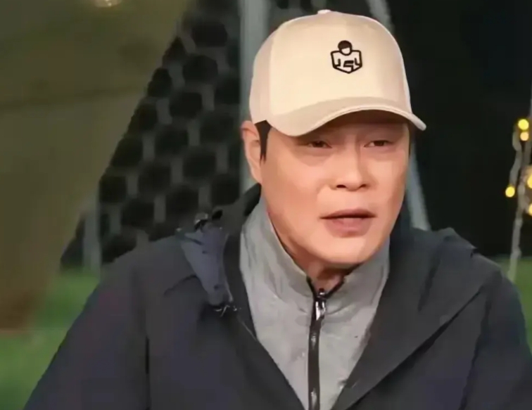 世预赛国足杭州主场0-2澳大利亚，赛后范志毅说了他的看法:
​1.上半场我们的表