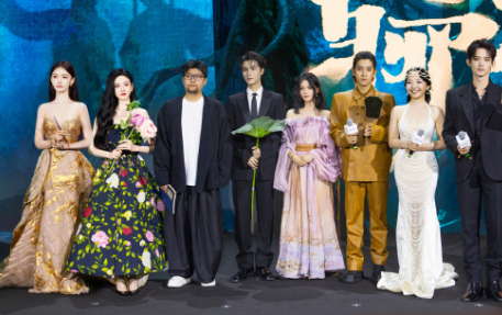 #宋祖儿弯腰捡地上的垃圾# #宋祖儿帮林允提裙子# ​  
都说吃一堑长一智，经