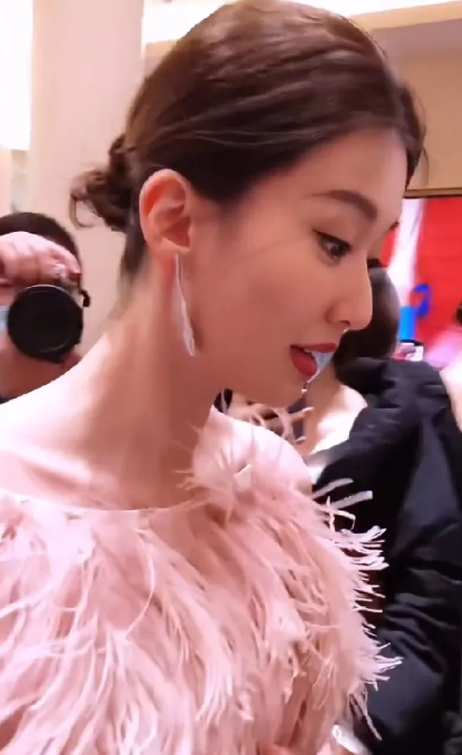 乔欣 与我擦肩而过真的好美呀！其实她非常不适合演现在这些偶像剧古偶 五福临门那种