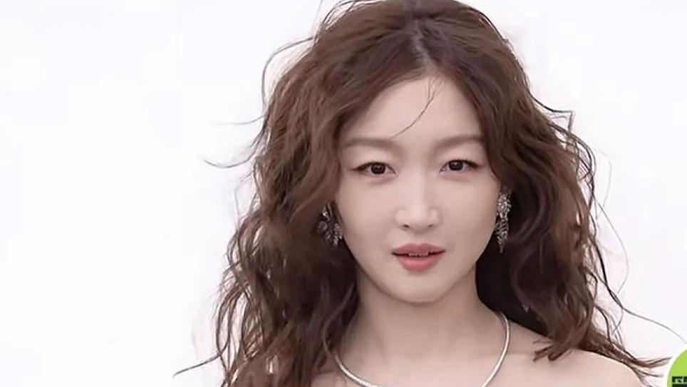 周冬雨还是那么少女感十足啊，好显嫩 变漂亮了呢 也有女人味了