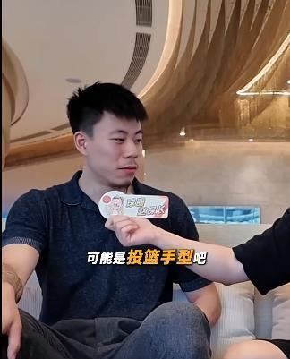 张镇麟首次回答了自己为什么改投篮手型。之前很多球迷在网上讨论张镇麟改投篮手型后变
