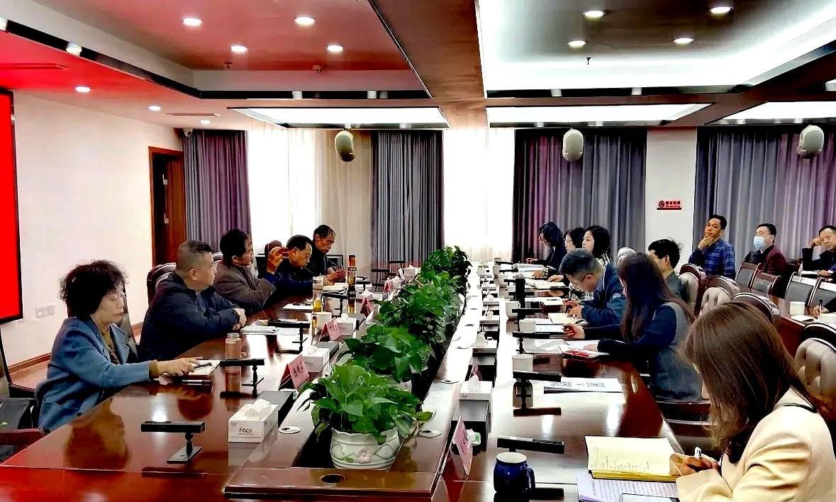 体制内能求上进就上进，去提拔，去晋升。
你不晋升，上来的比你年轻的领导，被接受着