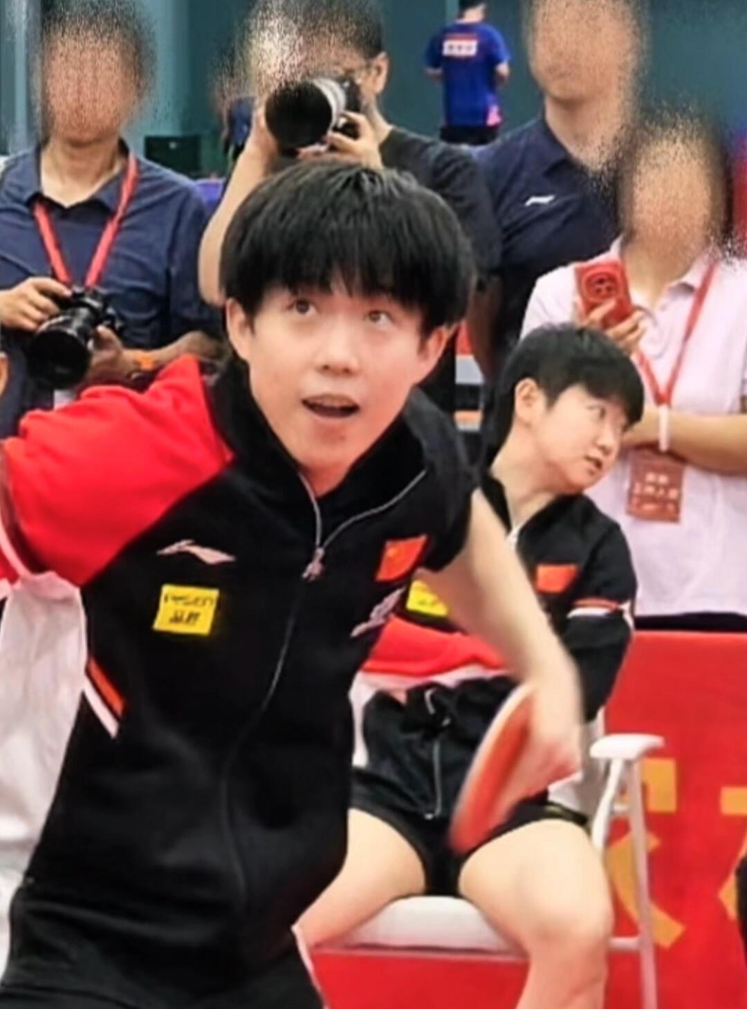 到底什么样的契机，才能同时拍到他们俩，他们俩一个在和领导沟通，另一个则陪着领导打
