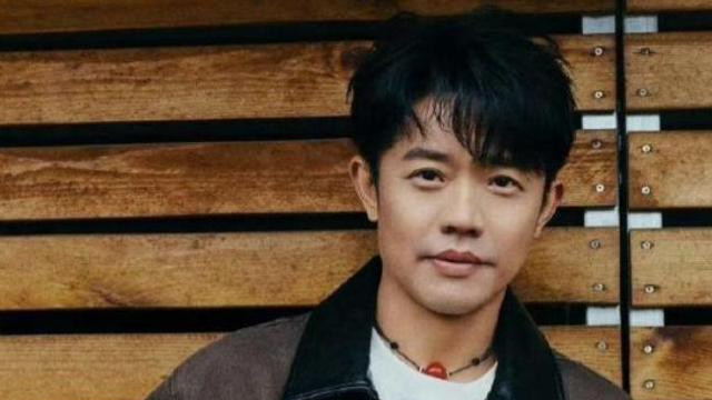 手表事件发生在2025年6月初一场商演活动中，当时，曾毅像往常一样出现在舞台上，卖力地表演